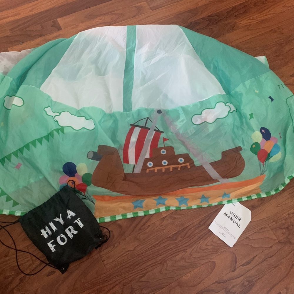Hiya Fort Tent/Fort/Playhouse. Sets Up In Seconds. Hard To Find.